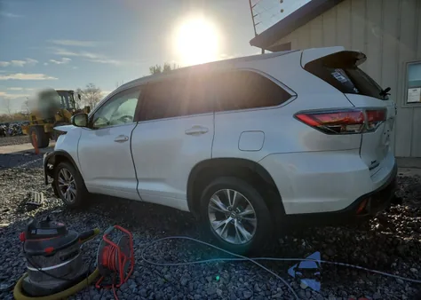 2015 Toyota Highlander Xle z USA, uszkodzony, nr VIN 5TDJKRFH4FS168262